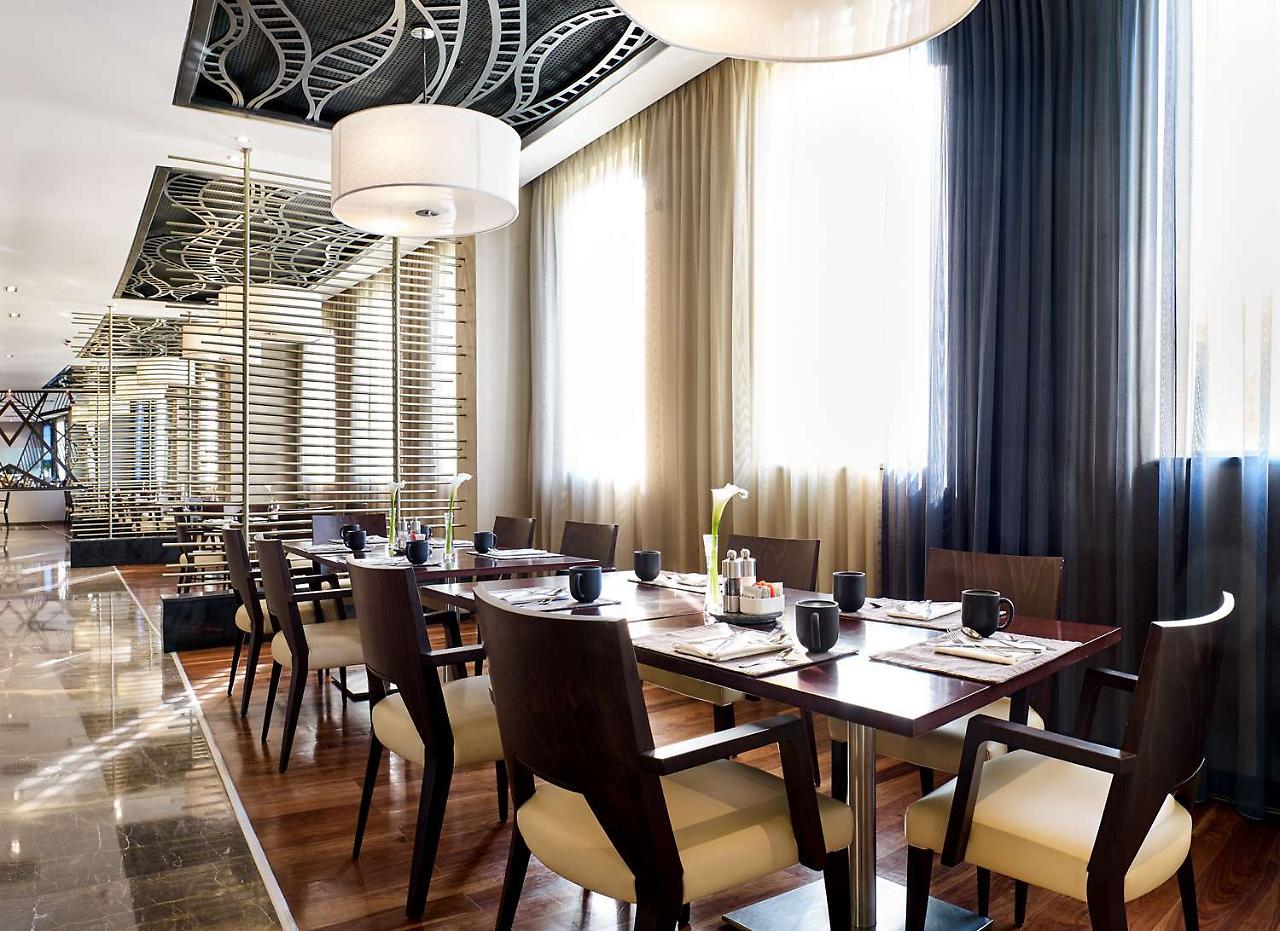 Radisson Blu Hotel & Convention Centre Kigali Exterior photo The restaurant