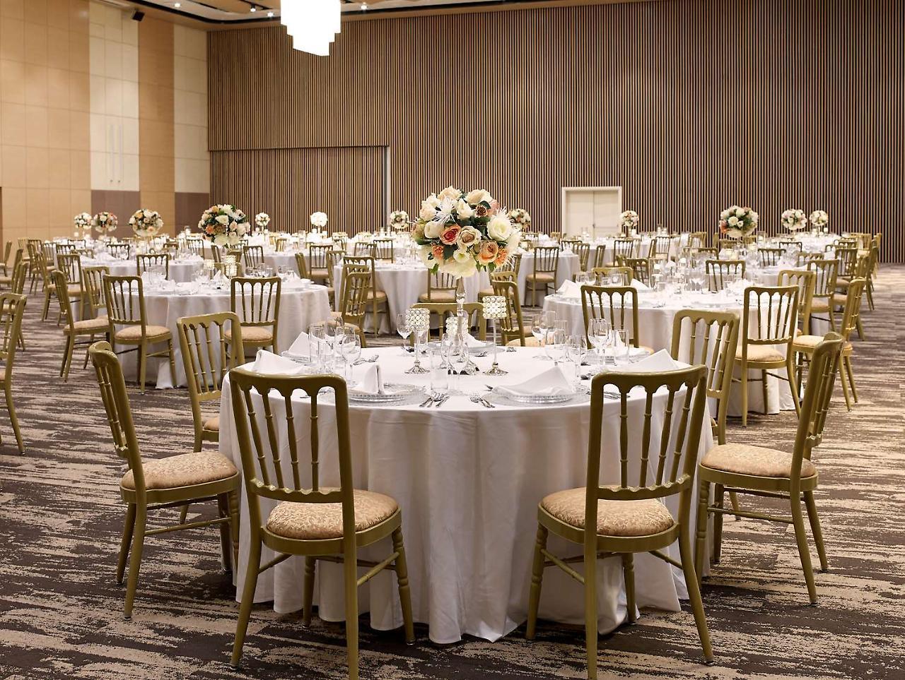 Radisson Blu Hotel & Convention Centre Kigali Exterior photo Banquet hall